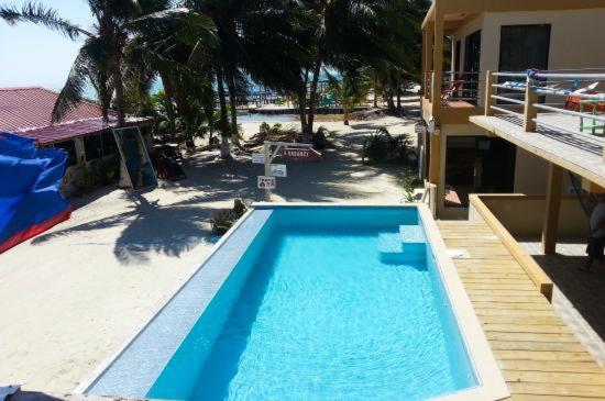Beach Club Budget Rooms At Popeyes Caye Caulker Exterior photo