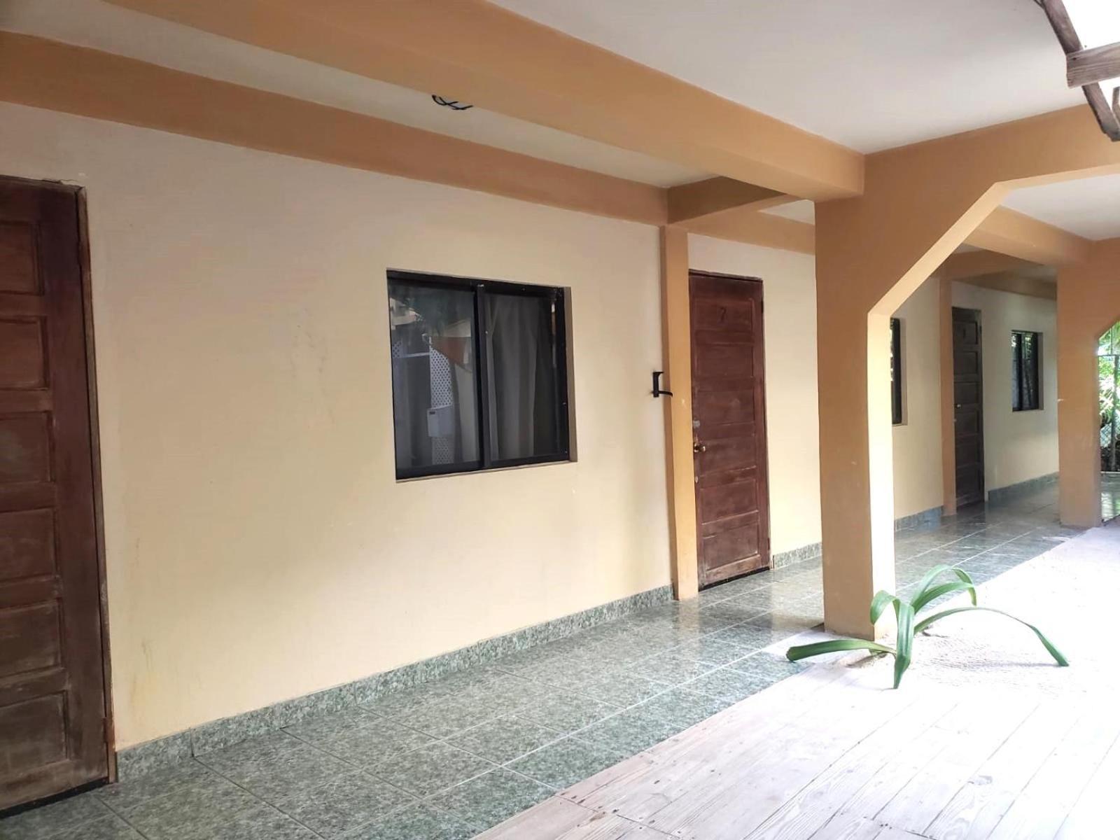Beach Club Budget Rooms At Popeyes Caye Caulker Exterior photo