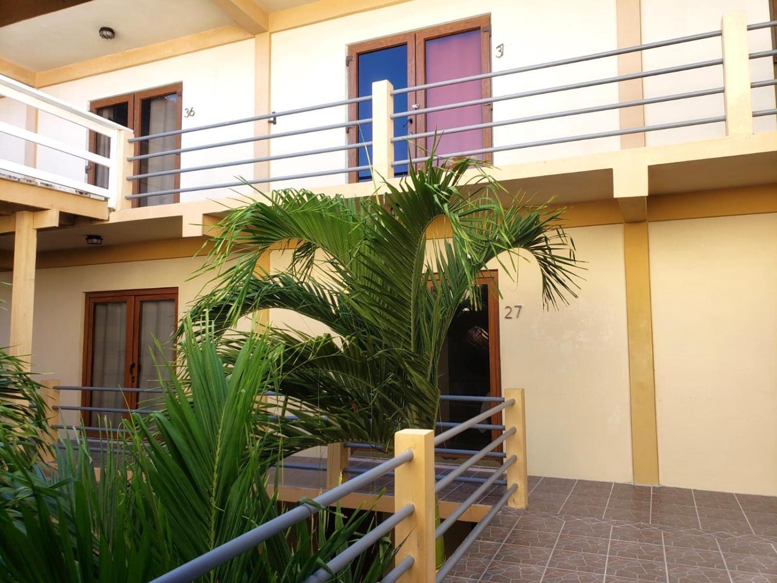 Beach Club Budget Rooms At Popeyes Caye Caulker Exterior photo