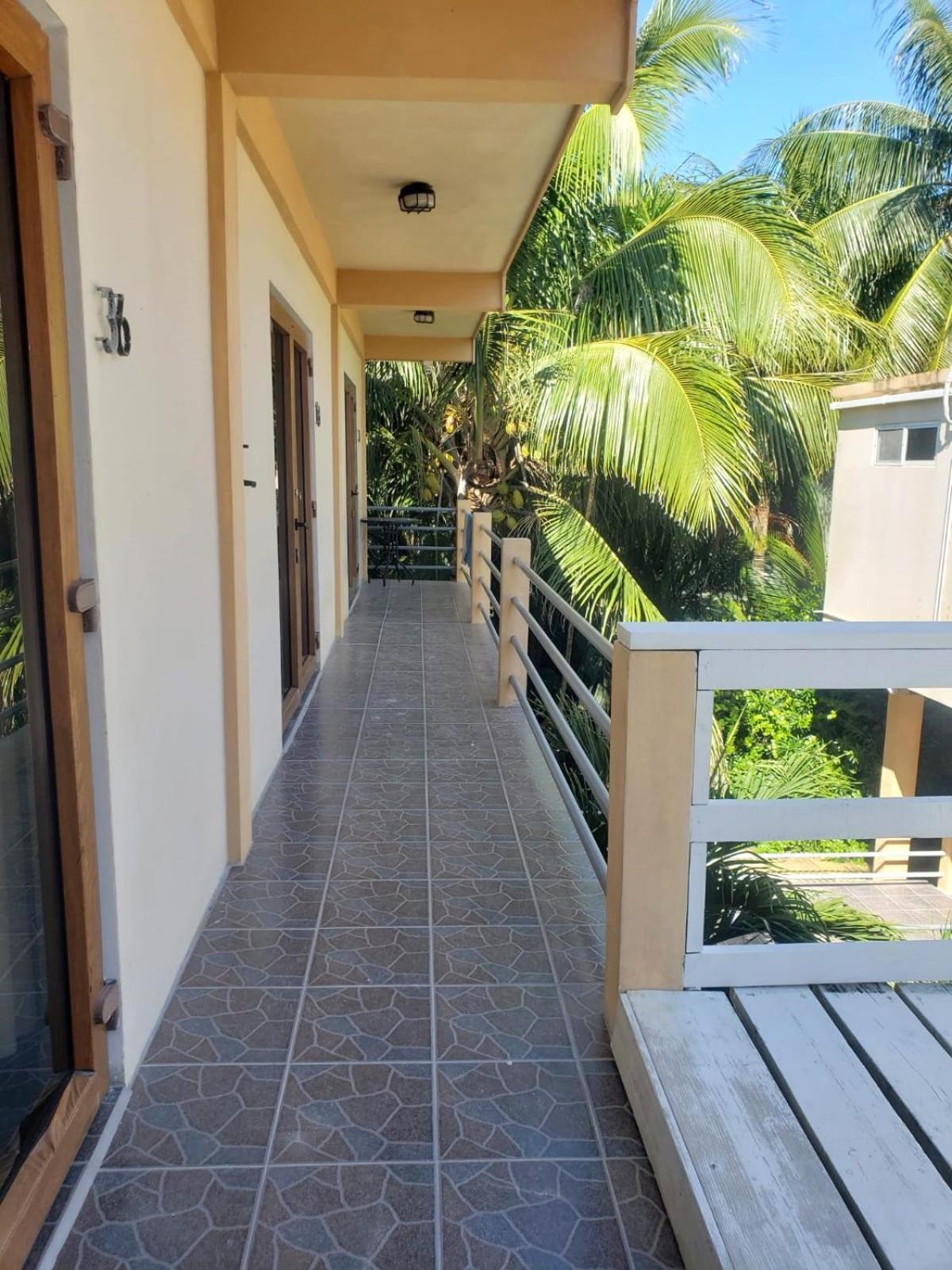 Beach Club Budget Rooms At Popeyes Caye Caulker Exterior photo