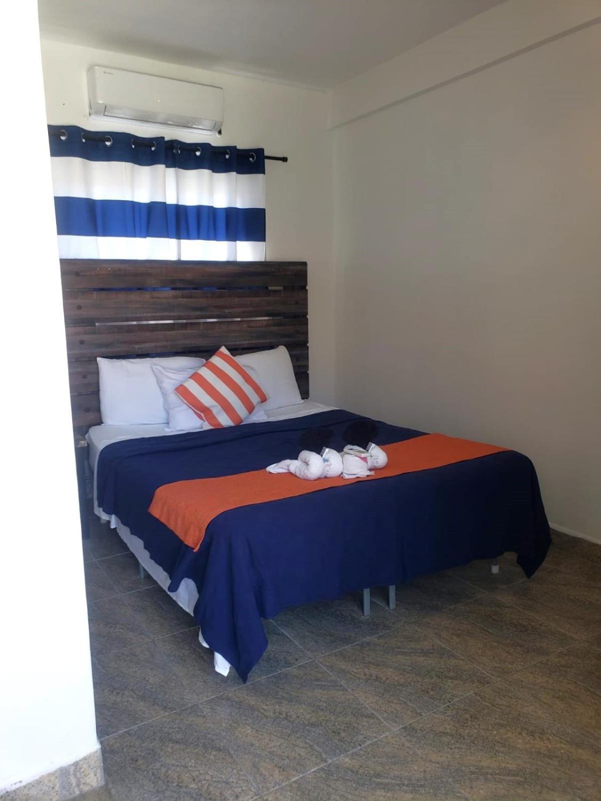 Beach Club Budget Rooms At Popeyes Caye Caulker Exterior photo
