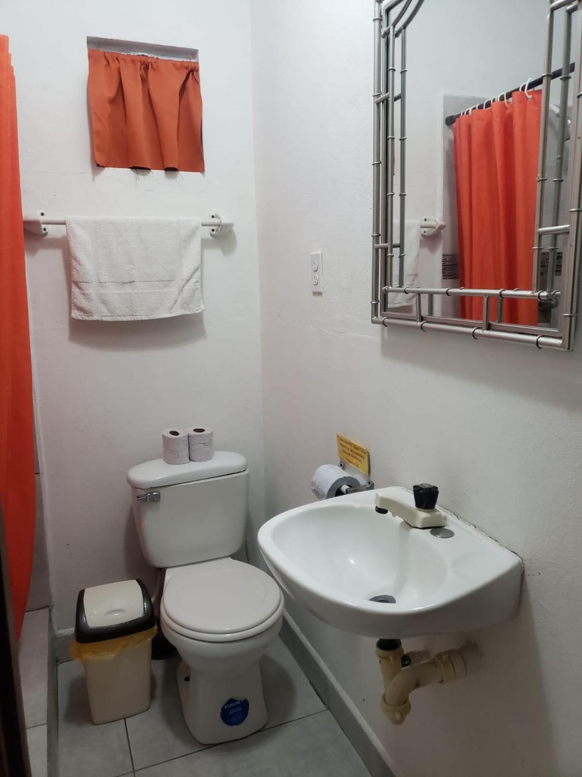 Beach Club Budget Rooms At Popeyes Caye Caulker Exterior photo