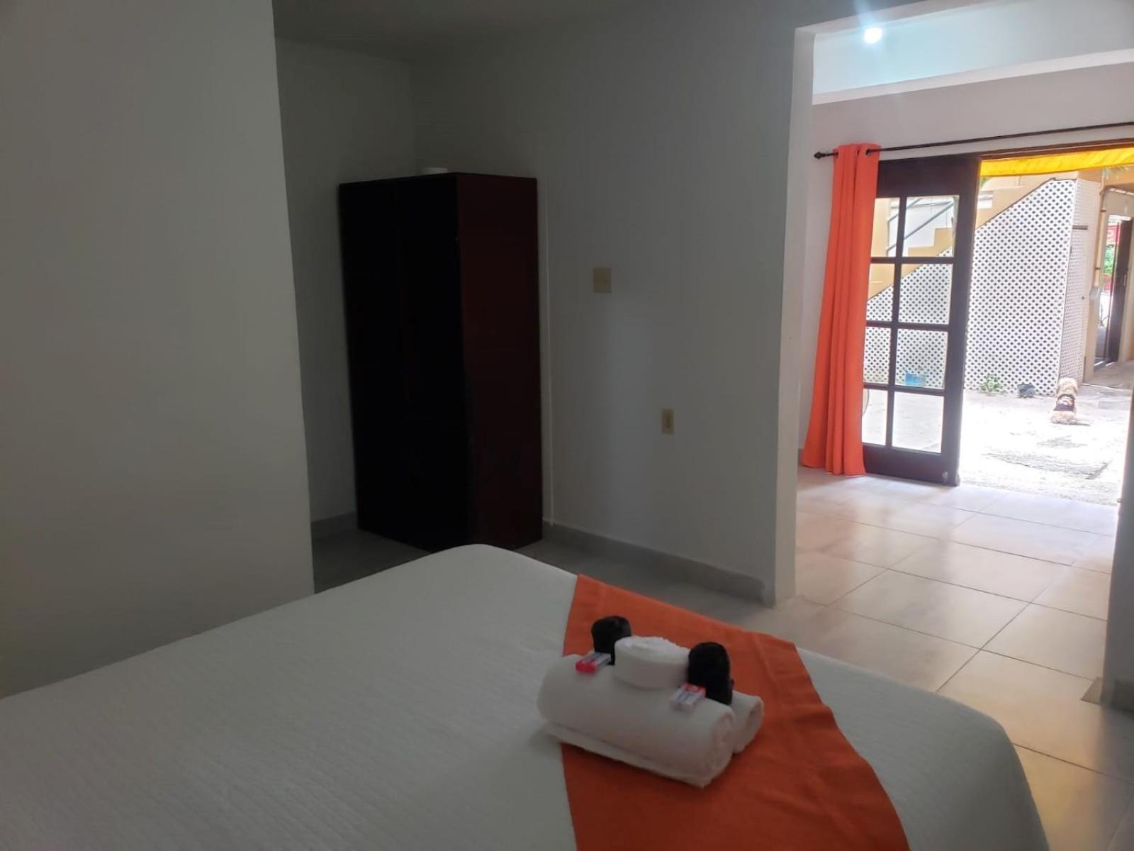 Beach Club Budget Rooms At Popeyes Caye Caulker Exterior photo